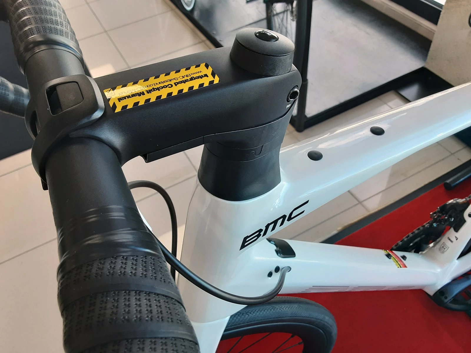 BMC Roadmachine One Ultegra Di2 Disc 12v Vélo De Route 2022 4 BMC Roadmachine One Ultegra Di2 Disc 12v Vélo De Route 2022 – Image 4