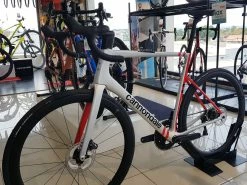 CANNONDALE SuperSix Evo Carbon Ultegra Di2 Mercury Silver / Rally Red 2022 7 CANNONDALE SuperSix Evo Carbon Ultegra Di2 Mercury Silver / Rally Red 2022 -VTT complets Magasin de vente cannondale supersix evo carbon ultegra di2 mercury silver rally red 2022 2