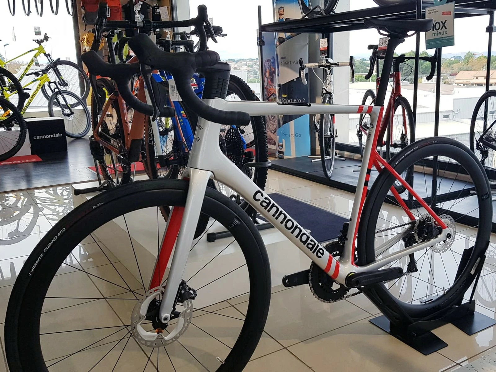 CANNONDALE SuperSix Evo Carbon Ultegra Di2 Mercury Silver / Rally Red 2022 3 CANNONDALE SuperSix Evo Carbon Ultegra Di2 Mercury Silver / Rally Red 2022 – Image 3