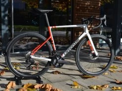 CANNONDALE SuperSix Evo Carbon Ultegra Di2 Mercury Silver / Rally Red 2022 8 CANNONDALE SuperSix Evo Carbon Ultegra Di2 Mercury Silver / Rally Red 2022 -VTT complets Magasin de vente cannondale supersix evo carbon ultegra di2 mercury silver rally red 2022 3