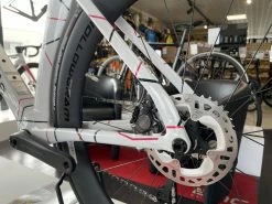 CANNONDALE SystemSix Hi-Mod Carbon Ultegra Di2 Replica Education First 2023 13 CANNONDALE SystemSix Hi-Mod Carbon Ultegra Di2 Replica Education First 2023 -VTT complets Magasin de vente cannondale systemsix hi mod carbon ultegra di2 replica education first 2023 5