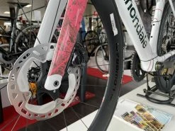 CANNONDALE SystemSix Hi-Mod Carbon Ultegra Di2 Replica Education First 2023 14 CANNONDALE SystemSix Hi-Mod Carbon Ultegra Di2 Replica Education First 2023 -VTT complets Magasin de vente cannondale systemsix hi mod carbon ultegra di2 replica education first 2023 6